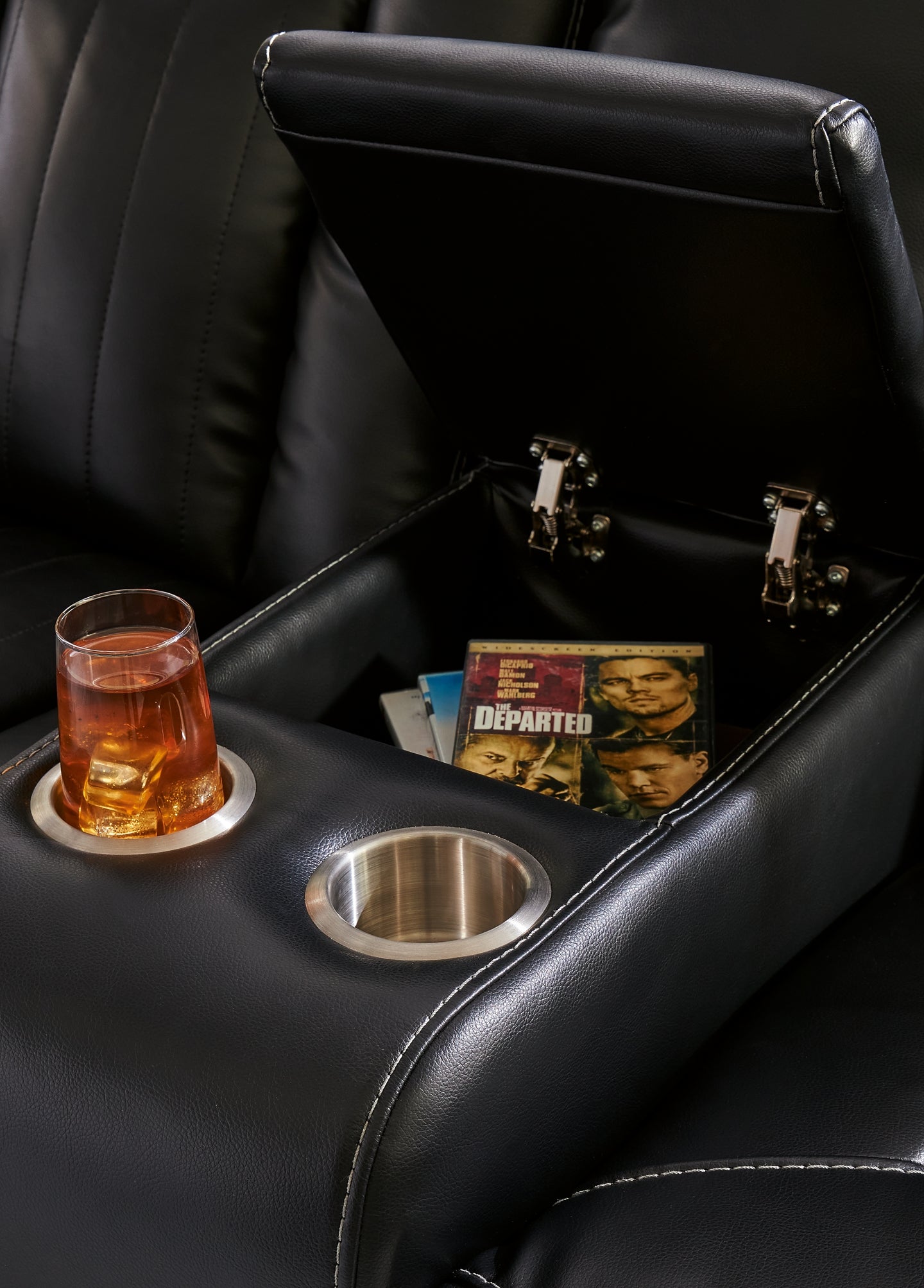 Sofá de dos plazas con sistema de retención eléctrica Caveman Den, con HDRST ajustable