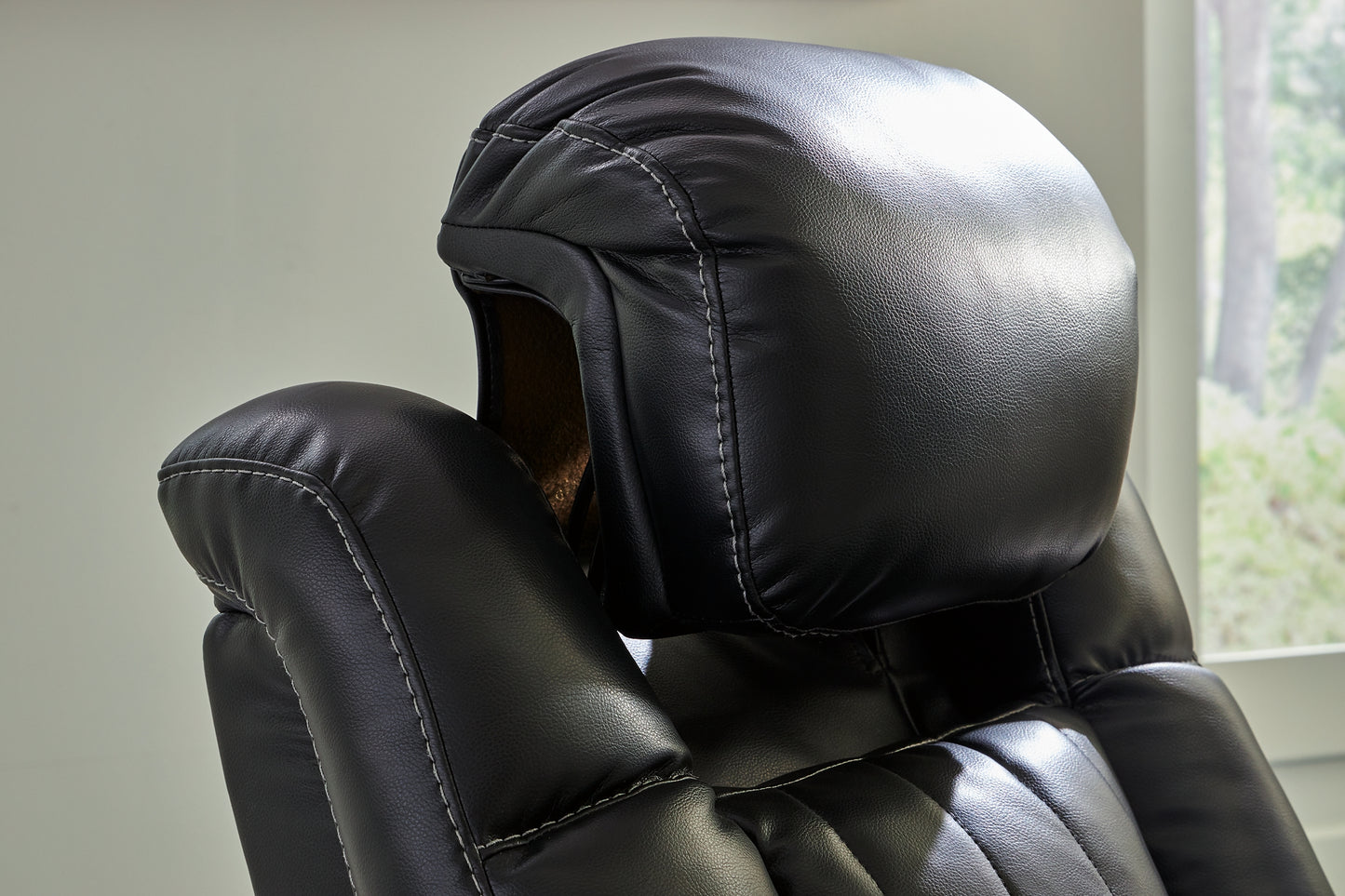 Sofá de dos plazas con sistema de retención eléctrica Caveman Den, con HDRST ajustable