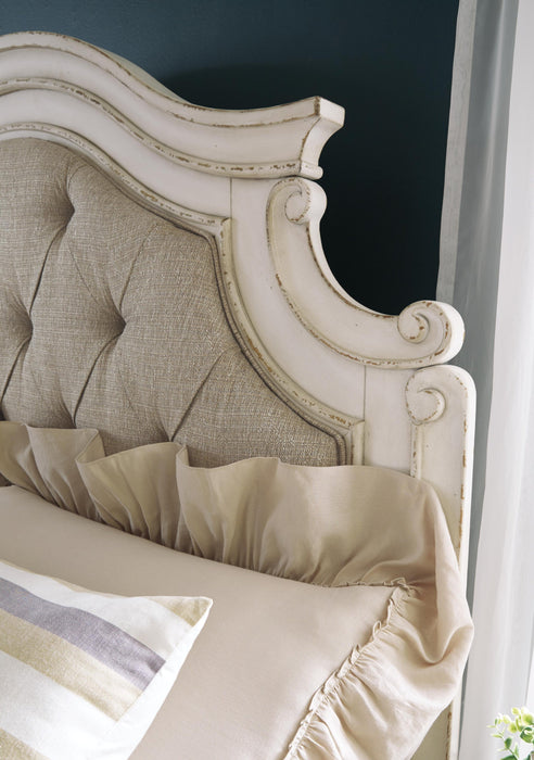 Cama King con paneles tapizados y tocador con espejo Realyn