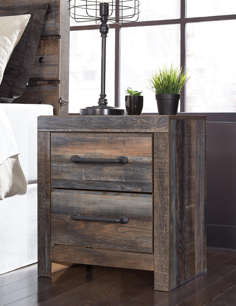 Cama King con paneles Drystan, tocador con espejo, cómoda y mesita de noche