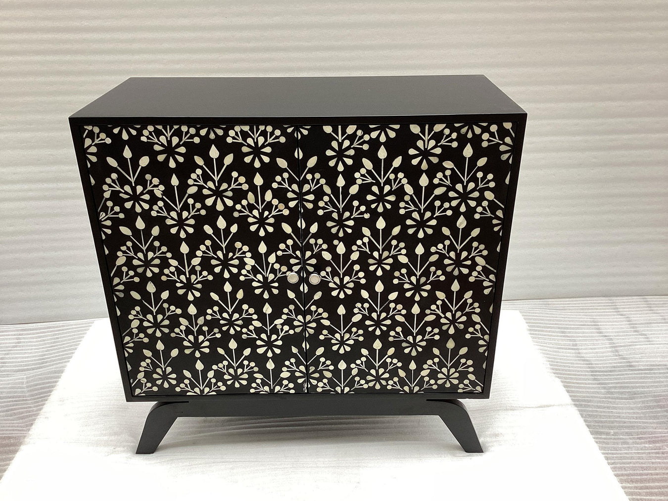 Living Room > Occasional > Accent Cabinets